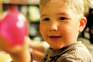 Kind mit Ballon